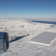 Otro iceberg rectangular descubierto por el equipo de IceBridge. En el extremo izquierdo está el iceberg geométrico original, y el enorme A68 en el fondo.